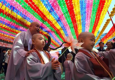 مراسم تراشیدن موی‌سر کودکان به مناسبت زادروز بودا در کره‌جنوبی+عکس
